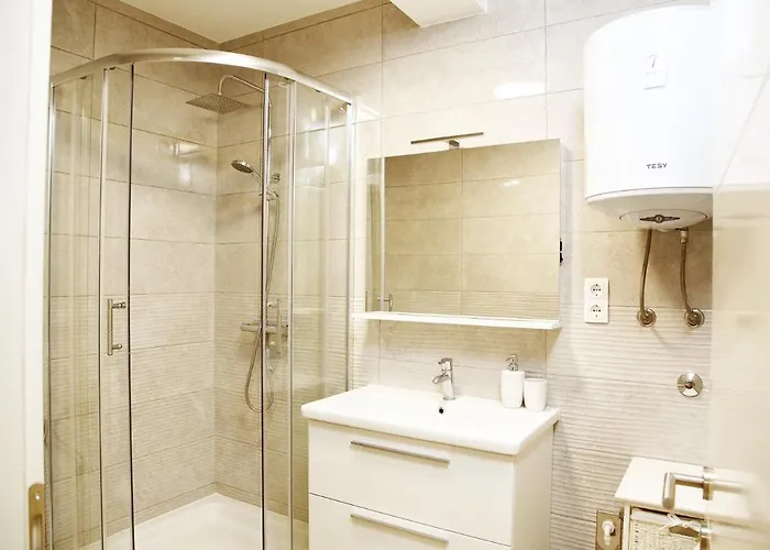 Gea - Peaceful & Quiet - Queen Bed, Modern, Parking * Нин